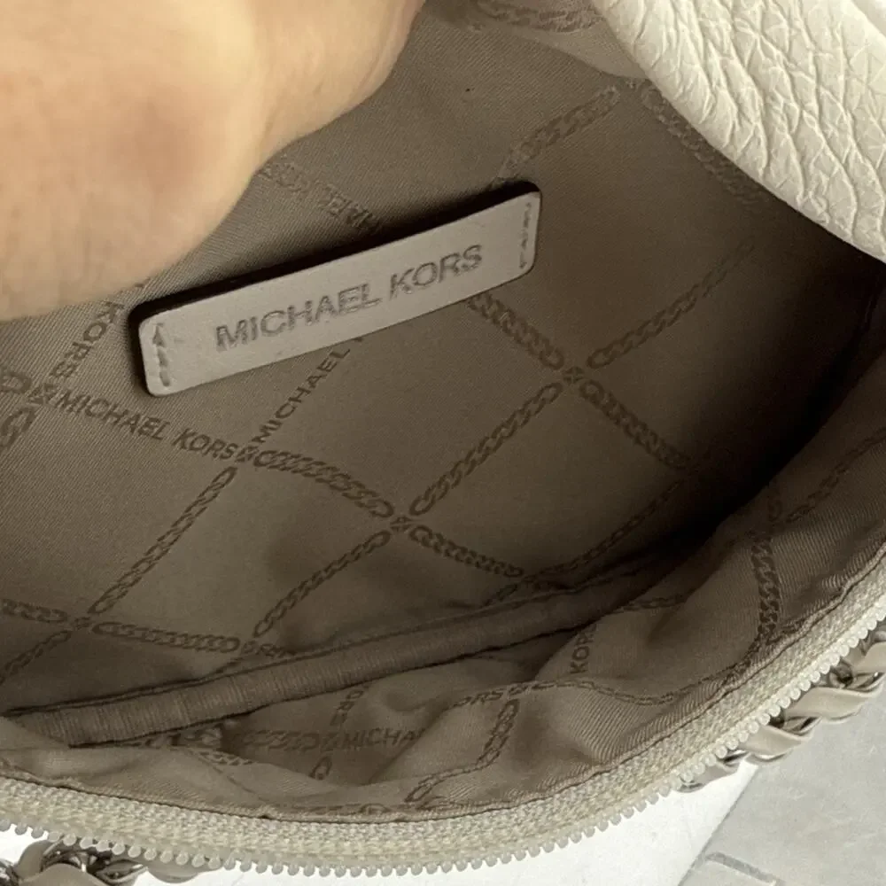 Michael Kors Slater XS Optic White Pebbled Leather Sling Pack Messenger Bag⬇️